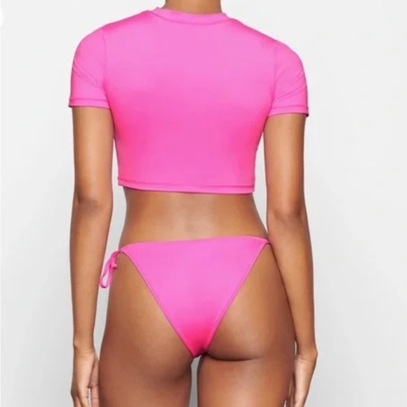 Skims size medium swim t-shirt in taffy. New with tags - Picture 2 of 2